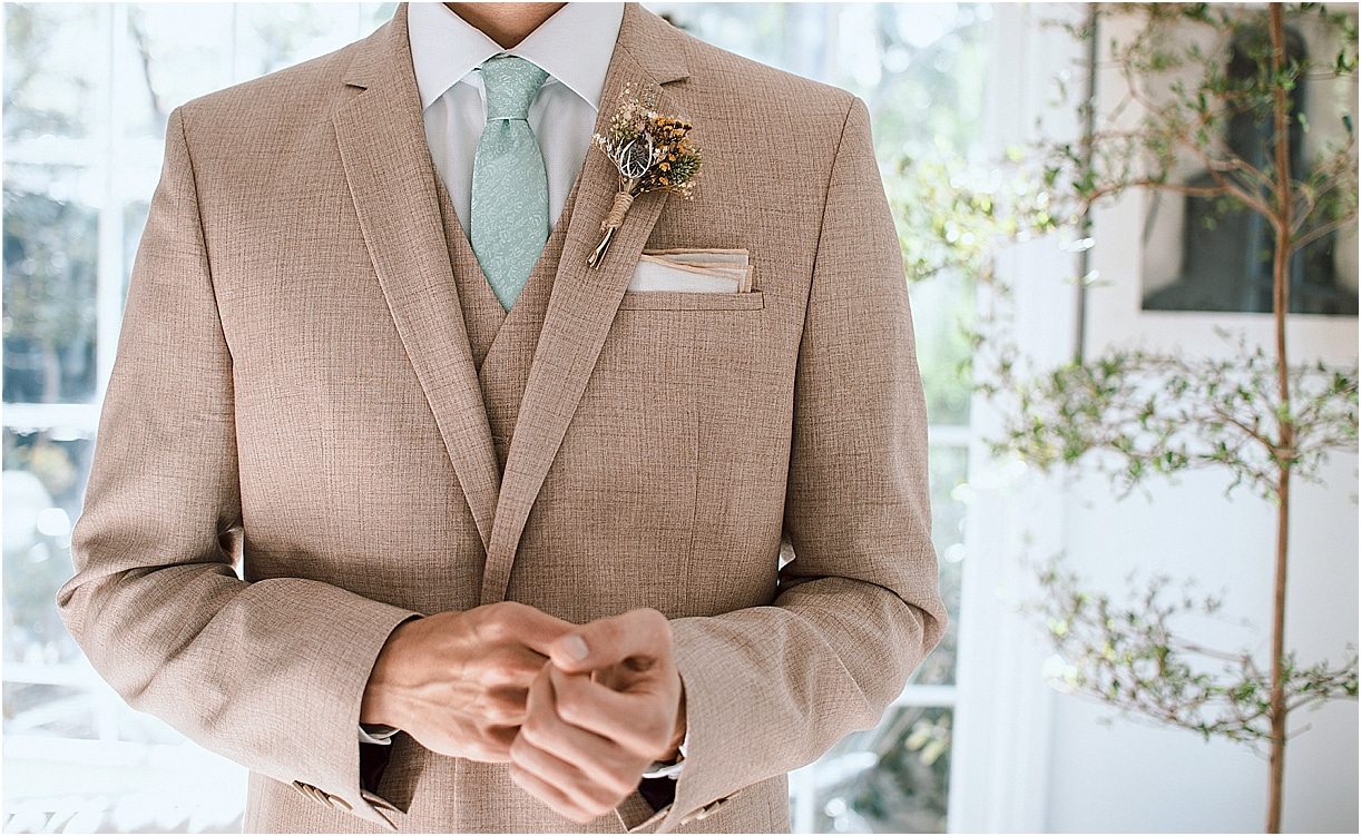 Boutonnieres for the Stylish Groom Keep Forever Everlasting | Hill City Bride Virginia Weddings Blog Neutral Wildflower
