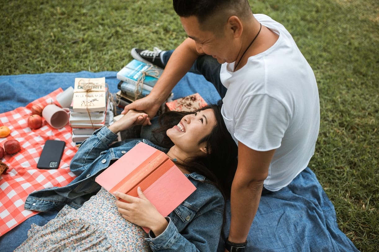 Cheap Date Ideas for Valentine's Day Book Picnic